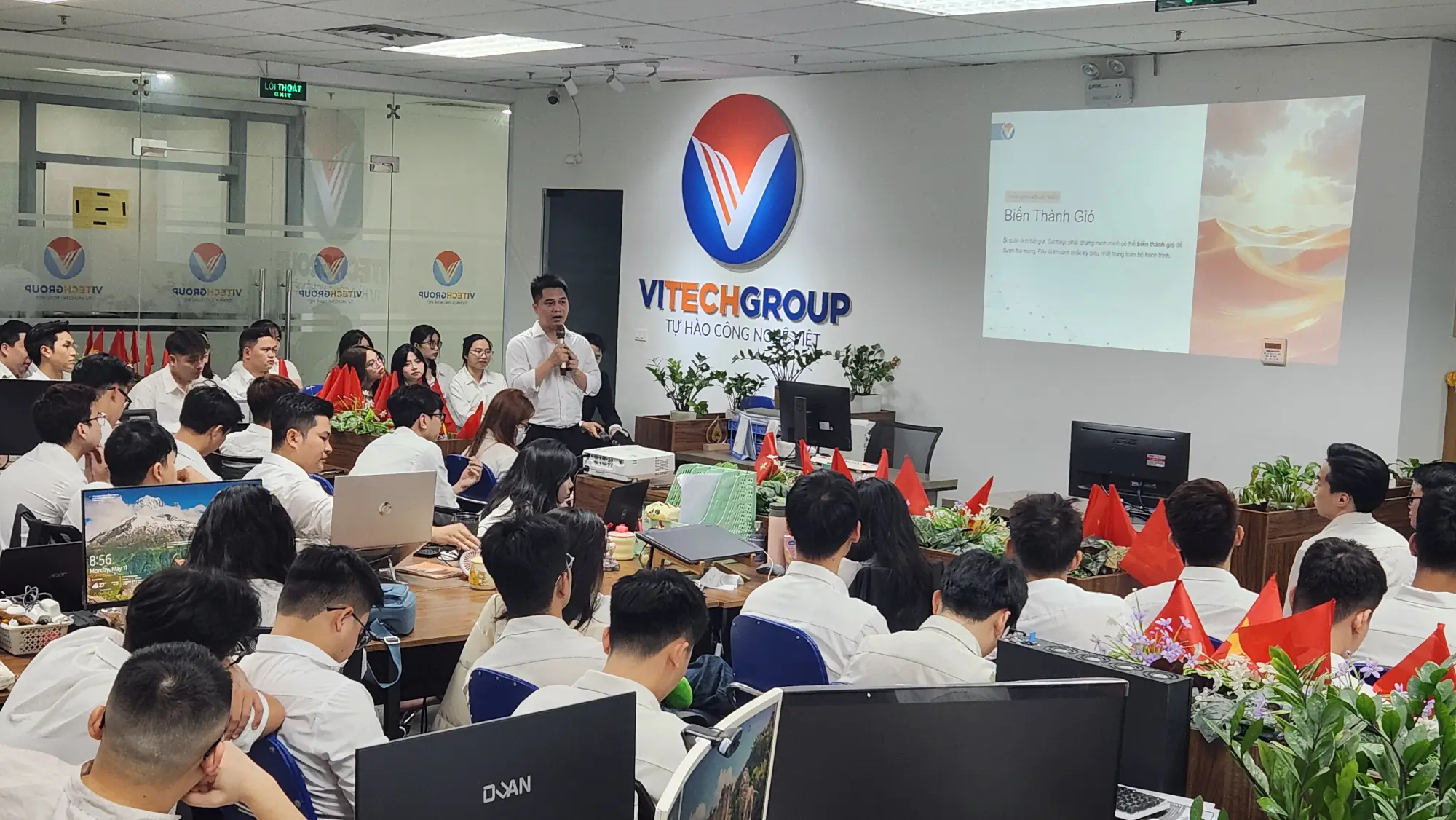Văn Hoá Chào Cờ Tại VitechGroup – Nghi Lễ Gắn Kết Tinh Thần Người ViTech Mỗi Tuần