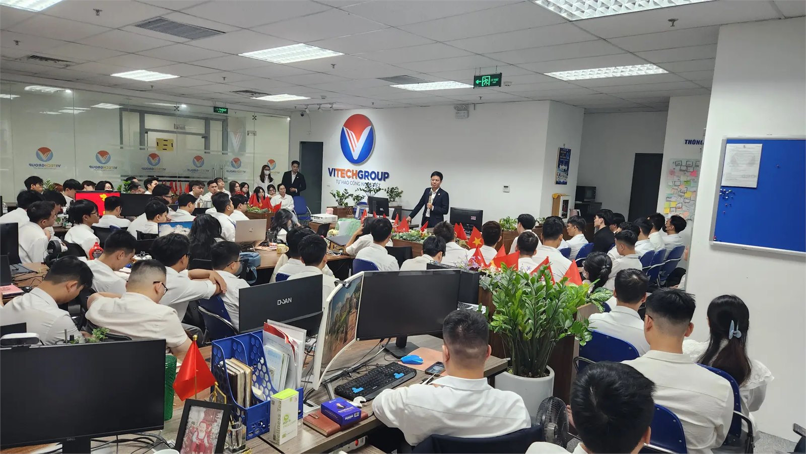 Văn Hoá Chào Cờ Tại VitechGroup – Nghi Lễ Gắn Kết Tinh Thần Người ViTech Mỗi Tuần
