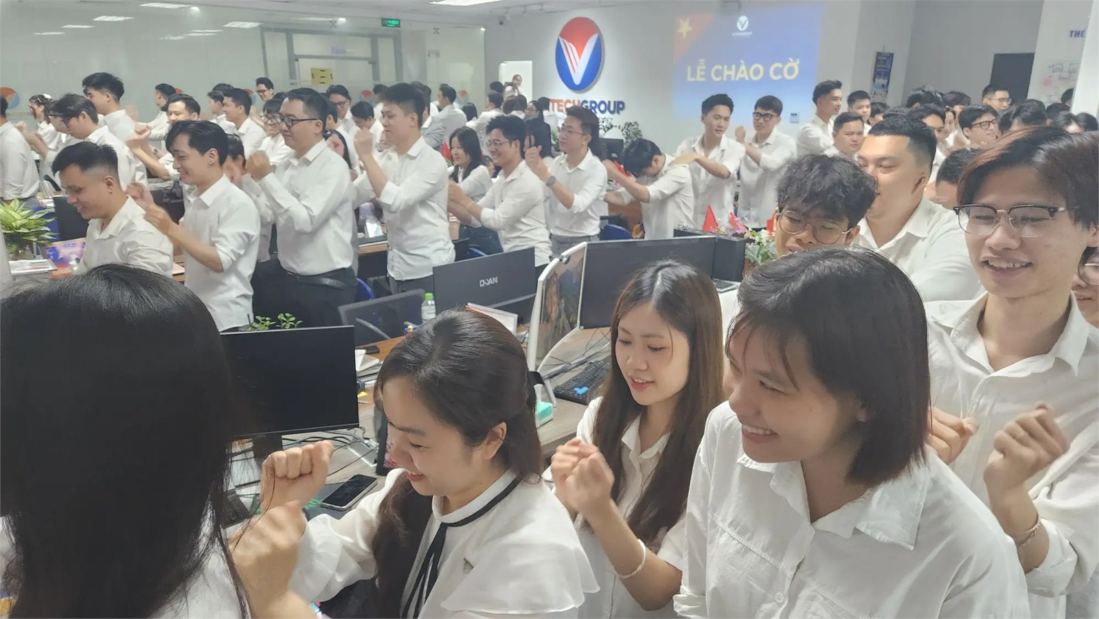 Văn Hoá Chào Cờ Tại VitechGroup – Nghi Lễ Gắn Kết Tinh Thần Người ViTech Mỗi Tuần